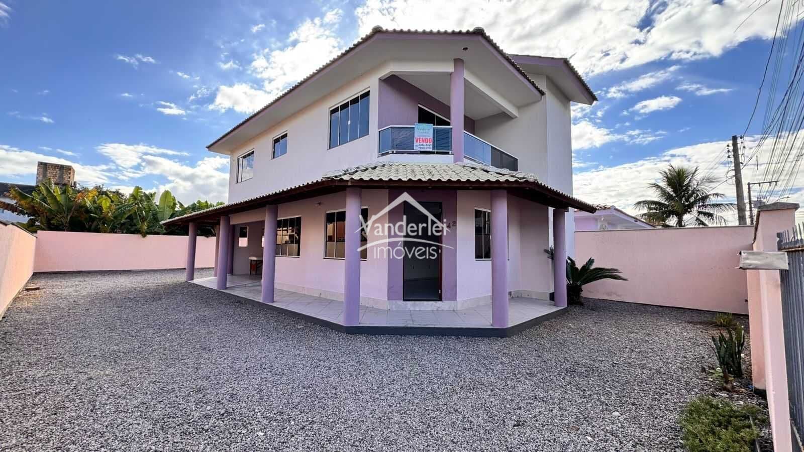 Casa tríplex com 225m² no bairro Barra do Aririu em Palhoça/SC