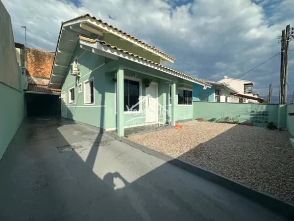 Casa com 03 dormitórios no bairro Madri