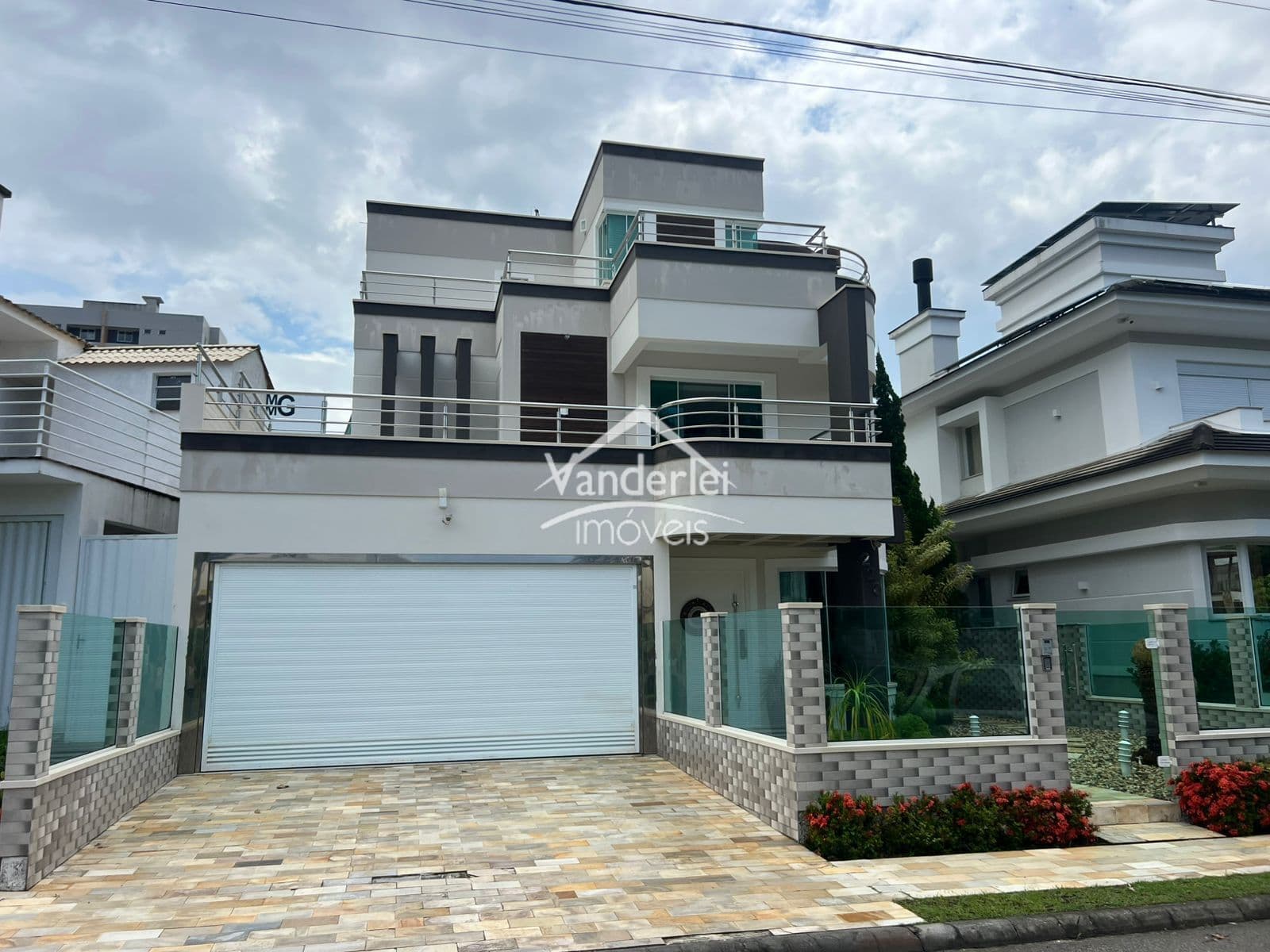 Casa Alto Padrão totalmente mobiliada e equipada com elevador no bairro Pedra Branca em Palhoça - SC
