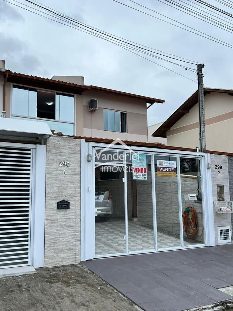 Sobrado com 02 quartos, sendo 01 suíte no bairro Aririu em Palhoça - SC