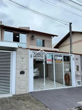 Sobrado com 02 quartos, sendo 01 suíte no bairro Aririu em Palhoça - SC