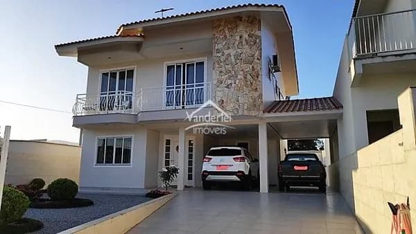 Casa de alto padrão com 03 quartos, sendo 01 suíte no Centro em Palhoça - SC