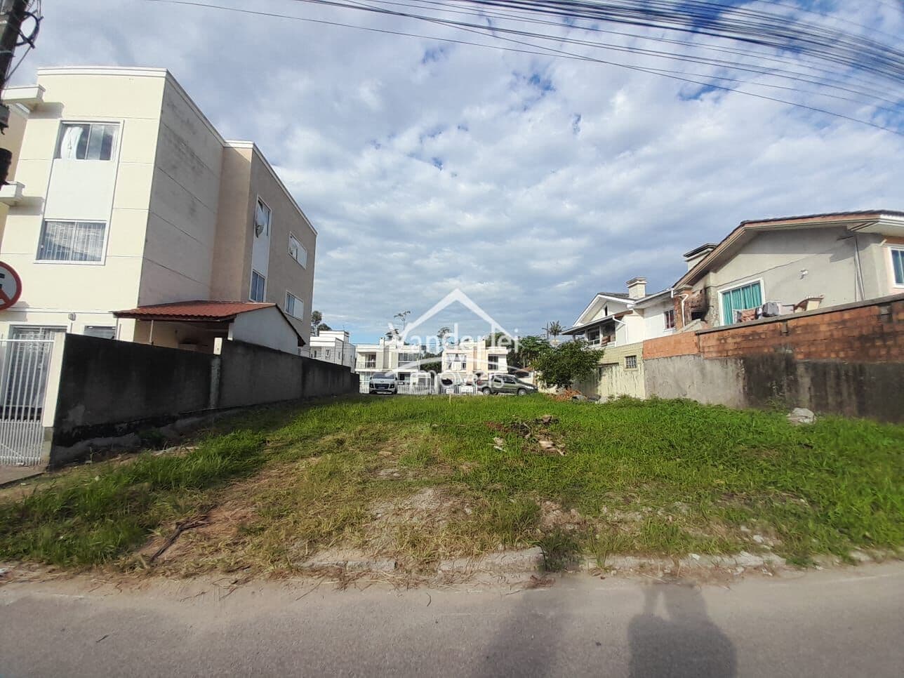 Terreno 375m² no Aririu.