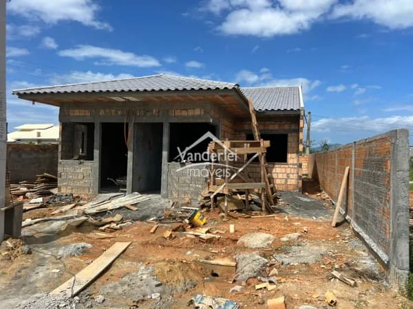 Casa com passagem lateral 02 quartos, sendo 01 suite no bairro Gurda do Cubatão em Palhoça- SC