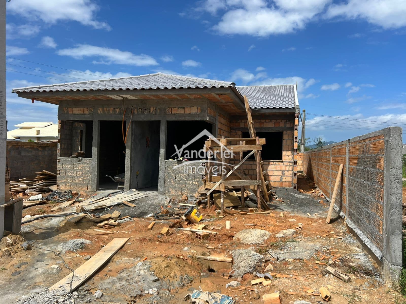 Casa com passagem lateral 02 quartos, sendo 01 suite no bairro Gurda do Cubatão em Palhoça- SC