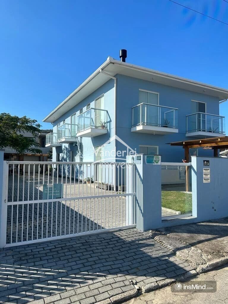Amplo sobrado com 03 quartos sendo 01 suíte, churrasqueira e garagem, localizado no centrinho da Praia da Pinheira em Palhoça - SC
