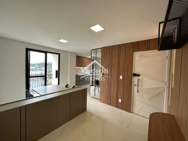 Apartamento com móveis planejados, 02 quartos, sendo 01 suíte e sacada com churrasqueira no bairro Pagani em Palhoça - SC