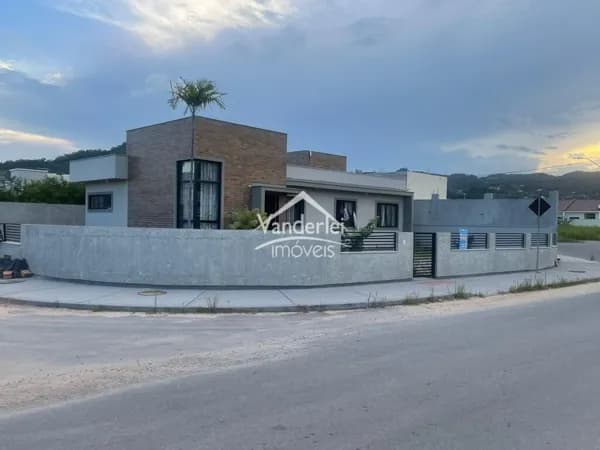 Casa com 107m²no Vale Verde com 03 quartos, sendo 01 suíte no bairro Bela Vista em Palhoça - SC