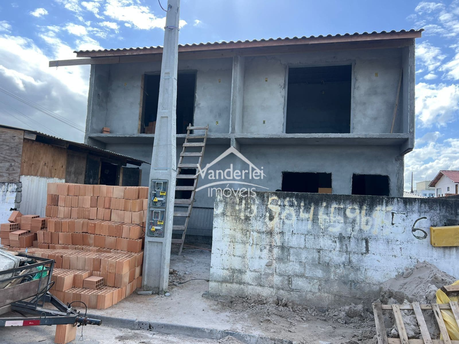 Sobrado no Bairro Aririu da Formiga em Palhoça - SC