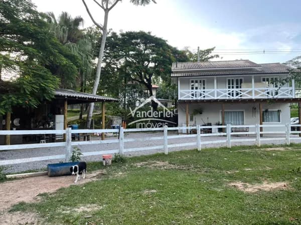 Sítio com 2700m² no bairro Guarda do Cubatão