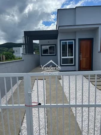 Casa no Jardins 3 com 02 quartos, passagem lateral no bairro Bela Vista em Palhoça - SC