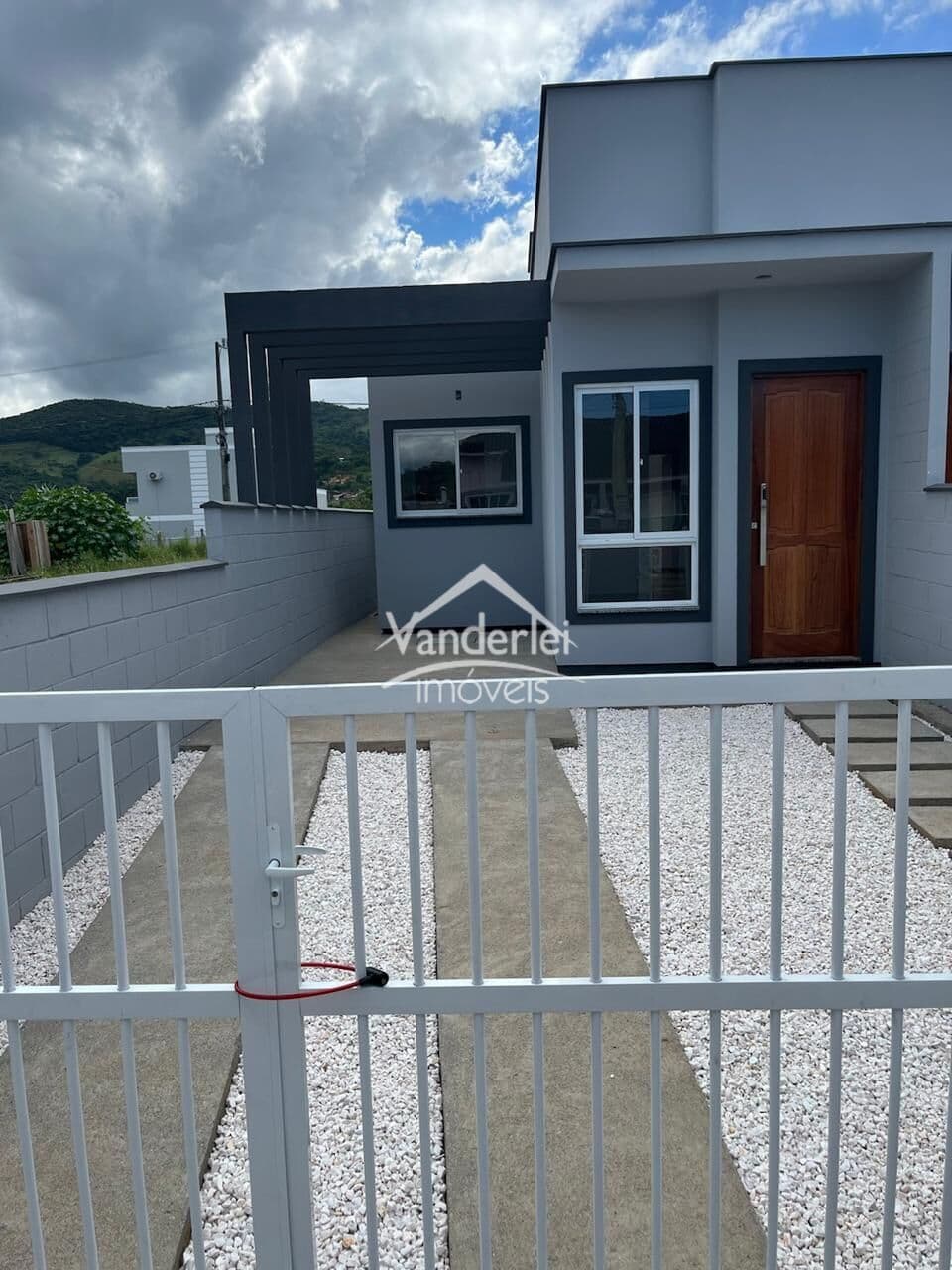Casa no Jardins 3 com 02 quartos, passagem lateral no bairro Bela Vista em Palhoça - SC
