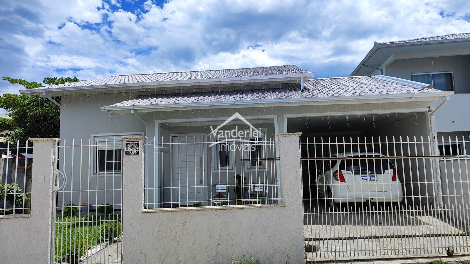 Casa com 100m², 02 quartos, sendo 01 suite no bairro Guarda do Cubatão em Palhoça-SC