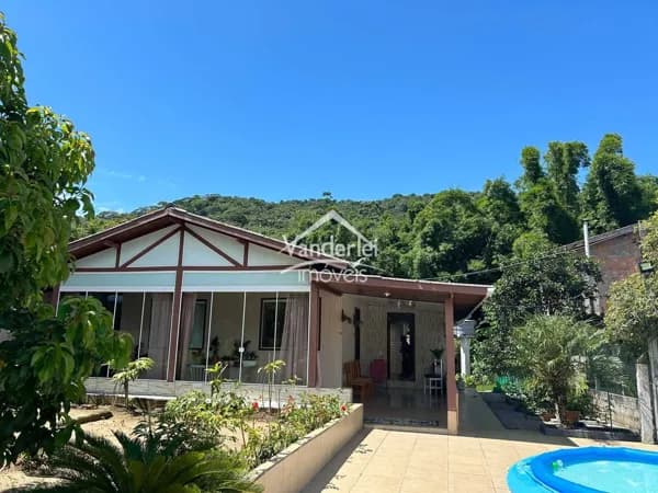 Casa localizada em Potecas, São José/SC