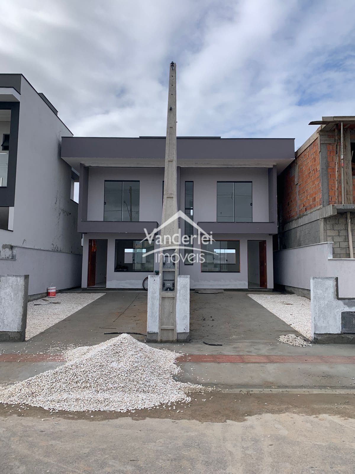 Sobrado no Loteamento Villa Toscana no bairro Barra do Aririu em Palhoça - SC