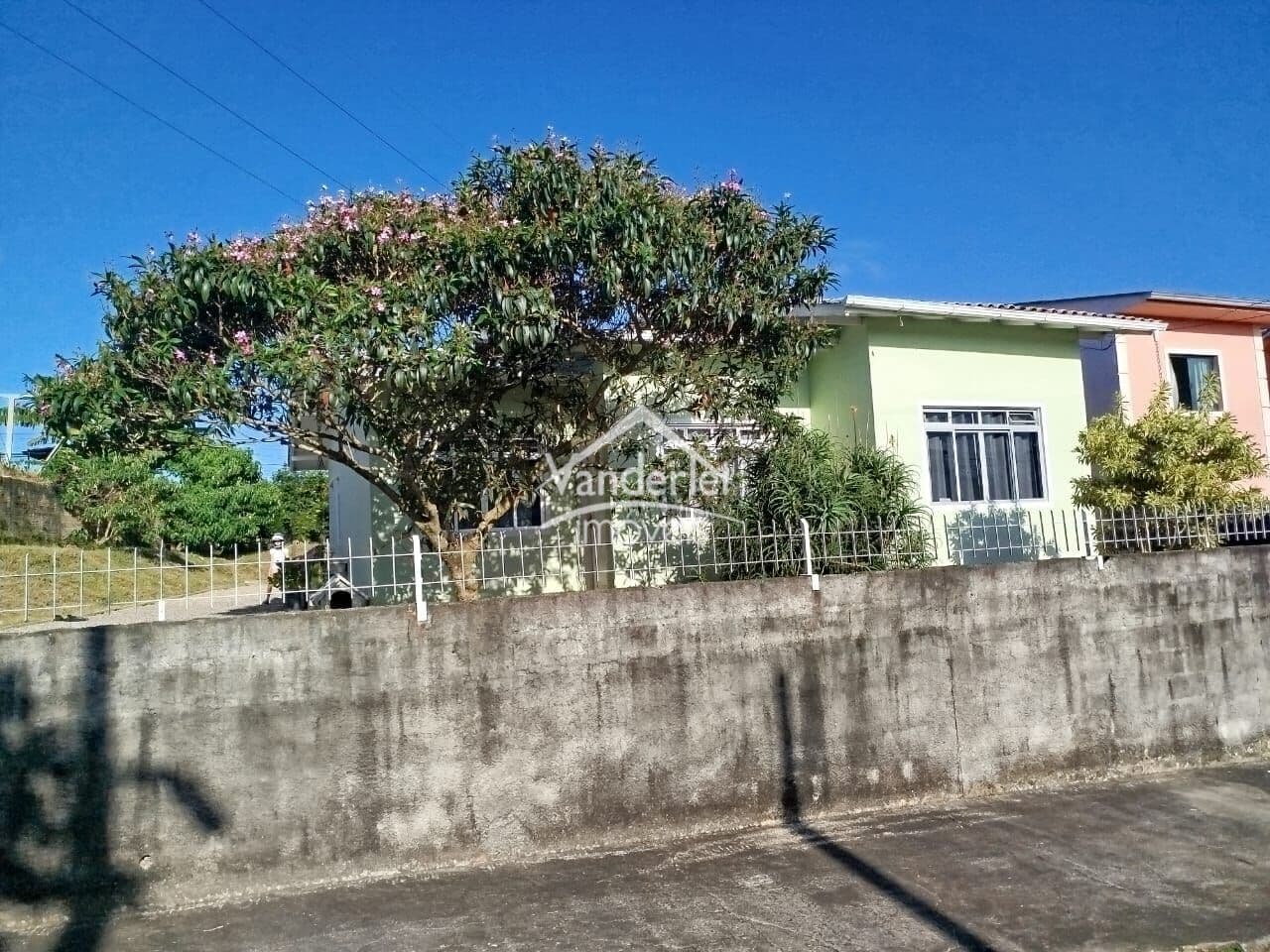 Casa com 03 quartos, sendo 01 suíte no bairro Madri em Palhoça - SC - AG