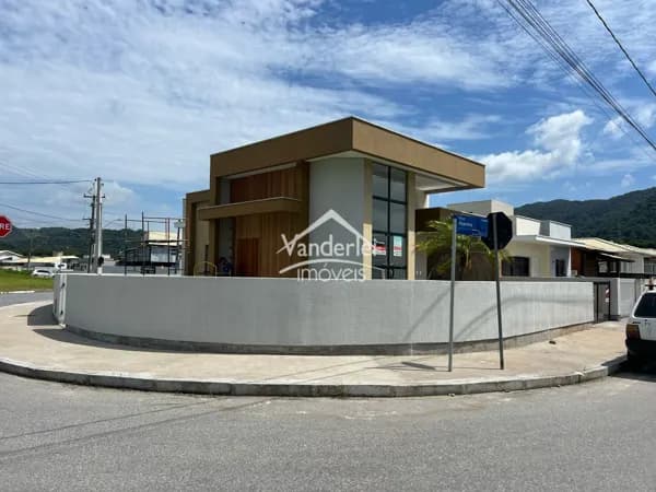 Casa de esquina no Vale Verde com 03 quartos, sendo 01 suíte no bairro Bela Vista em Palhoça - SC