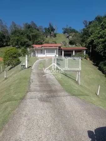 Chácara com 12.100m² de terreno no bairro Barro Vermelho em Gravatal-SC