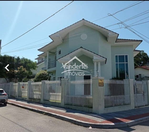 Casa Duplex esquina com 03 quartos sendo 03 suites no bairro Pagani em Palhoça-SC