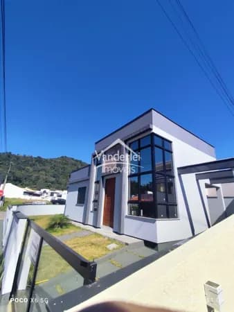 Casa no com 03 quartos, sendo 01 suíte no bairro Vale Verde em Palhoça - SC