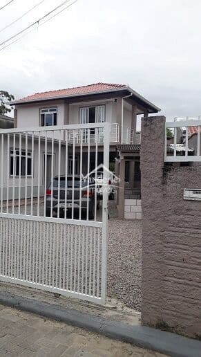 Casa com 03 quartos, sendo 01 suíte, garagem coberta e espaço gourmet no centro de Palhoça - SC