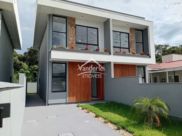 Sobrado com 02 suítes localizado no Sertão do Maruim, São José/SC