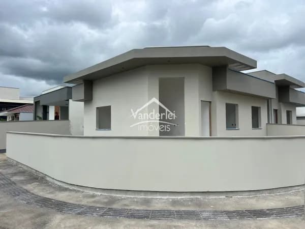 Casa de esquina no loteamento Vale Verde com 03 quartos, sendo 01 suíte no bairro Bela Vista em Palhoça - SC