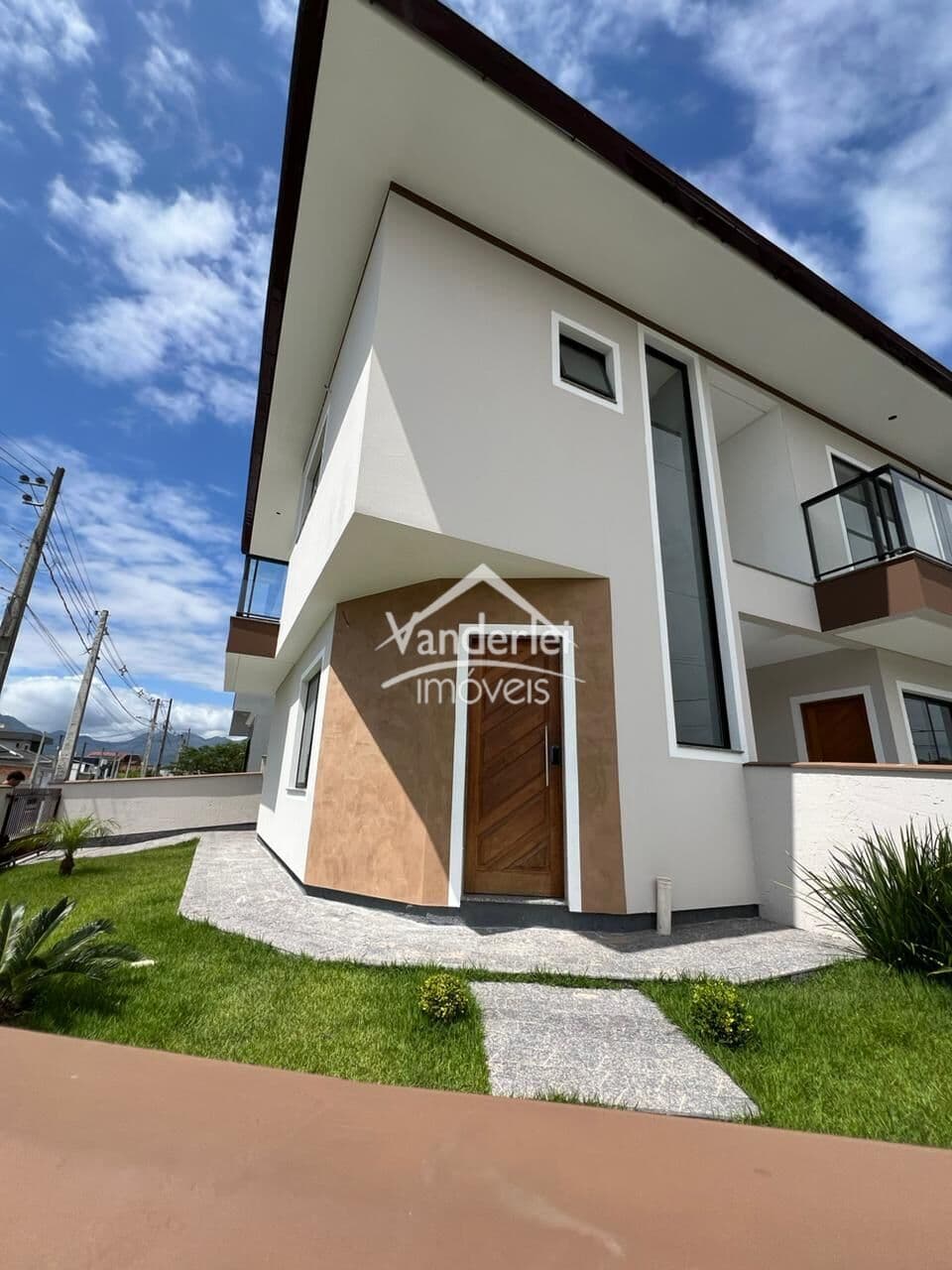 Sobrado com 02 quartos, sendo 02 suíte no bairro Bela Vista em Palhoça - SC