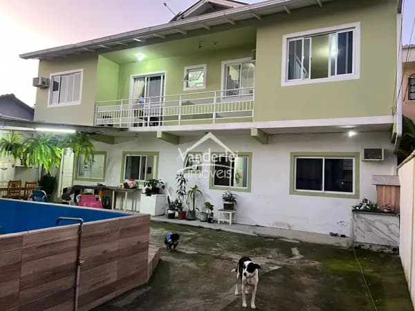 Casa Duplex com 05 quartos, sendo 02 banheiros no bairro Passa Vinte em Palhoça - SC