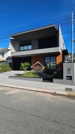 Casa no Loteamento Pedra Branca com 03 quartos, sendo 03 suíte em Palhoça - SC