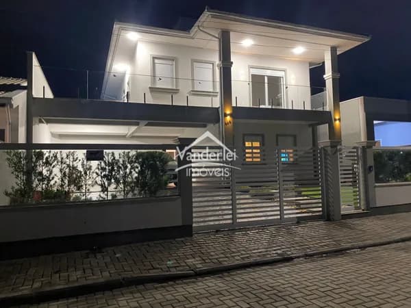 Casa com 04 quartos, sendo 01 suíte e closet no bairro Aririu em Palhoça - SC
