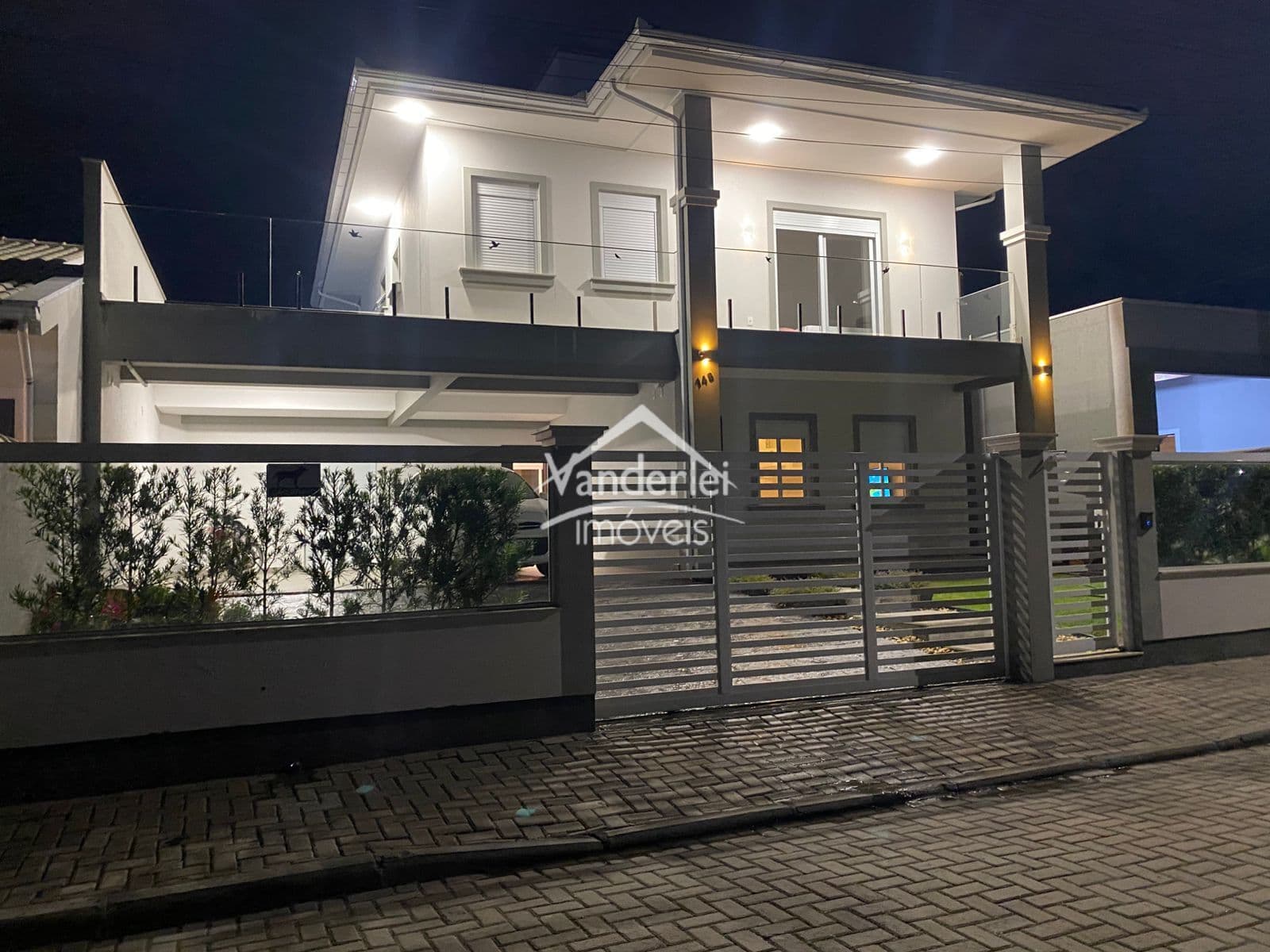 Casa com 04 quartos, sendo 01 suíte e closet no bairro Aririu em Palhoça - SC