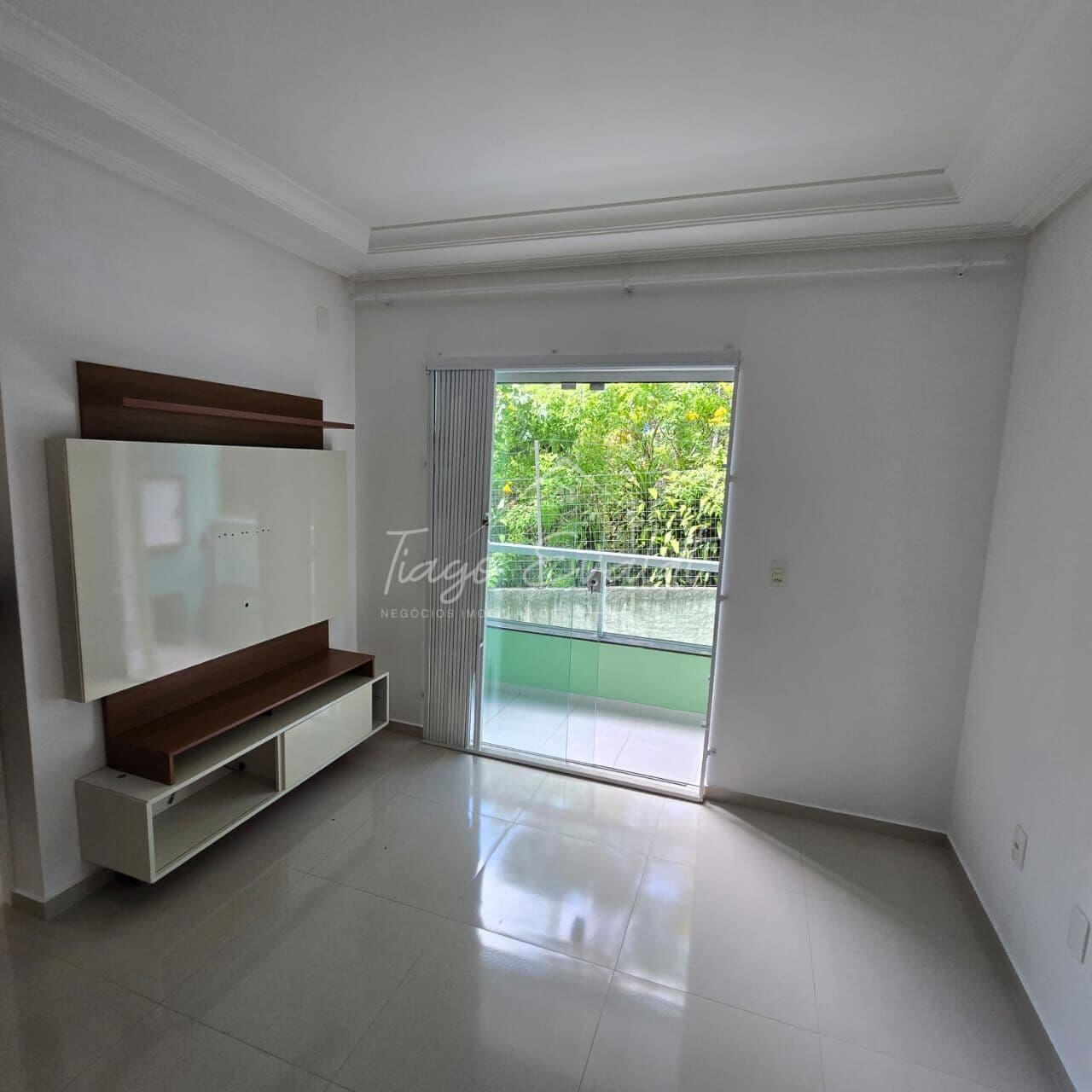 Apartamento semi mobiliado com 58m² á aproximadamente 3km da Praia dos Ingleses