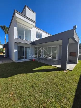 Casa Alto Padrão com 220m² á aproximadamente 2km da Praia da Cachoeira do Bom Jesus.
