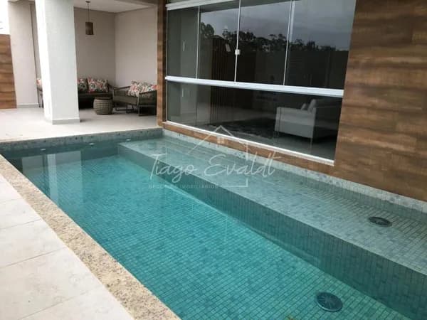 Apartamento Garden com 89m² á aproximadamente 250 metros da Praia dos Ingleses.