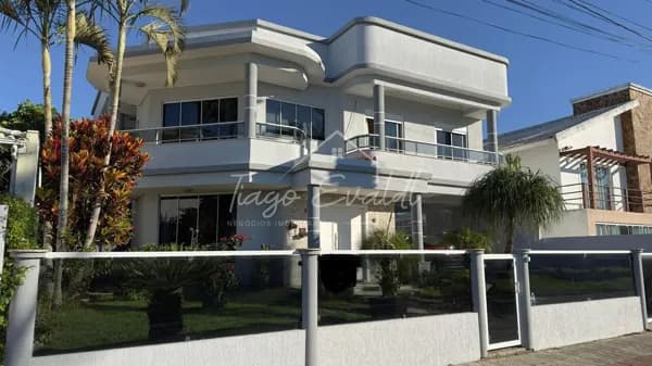 Casa Alto Padrão com 310m² á aproximadamente 980 metros da Praia de Ingleses.