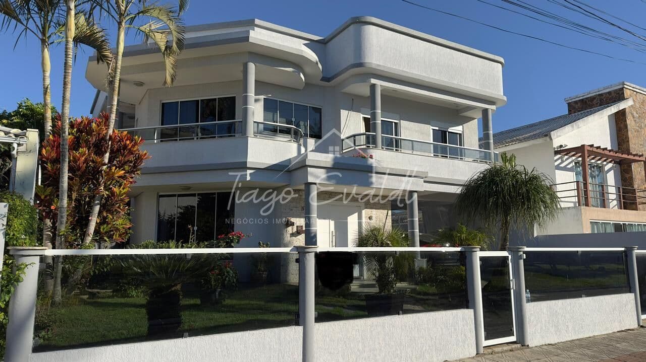 Casa Alto Padrão com 310m² á aproximadamente 980 metros da Praia de Ingleses.
