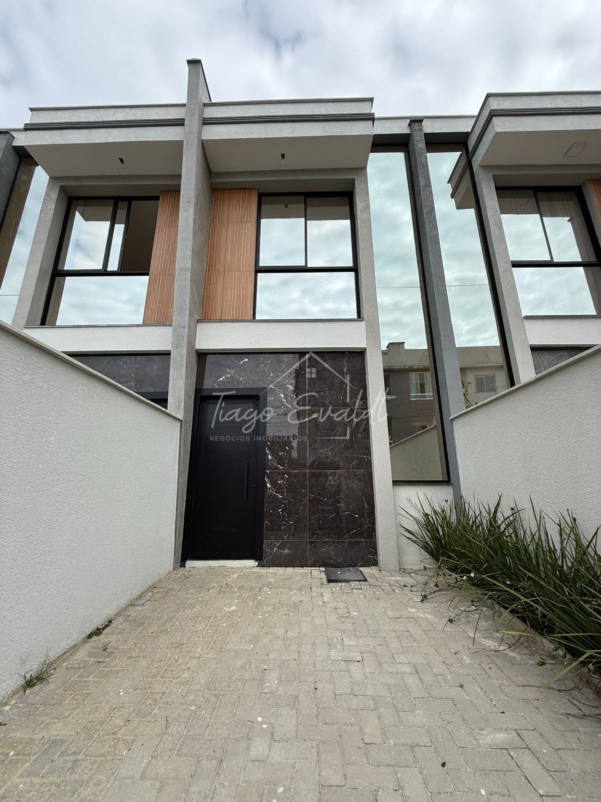 Sobrado com 02 suítes e 80m² á aproximadamente 900 metros da Praia dos Ingleses.