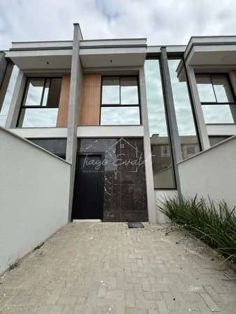 Sobrado com 02 suítes e 80m² á aproximadamente 900 metros da Praia dos Ingleses.