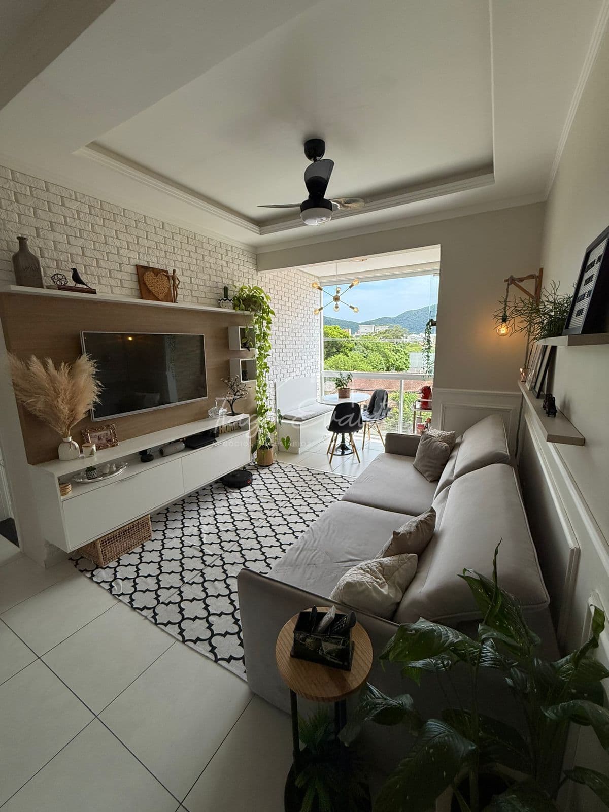 Apartamento Mobiliado em Área Nobre de Ingleses á aproximadamente 800 metros da praia de Ingleses.