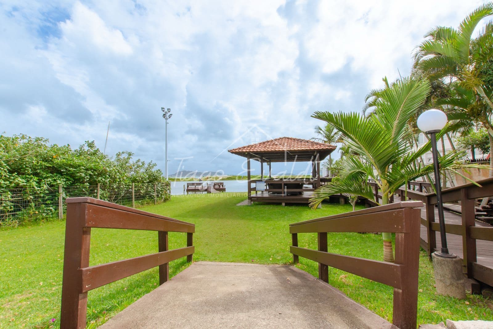 Apartamento Totalmente Mobiliado com 89m², PÉ NA AREIA em Ponta das Canas