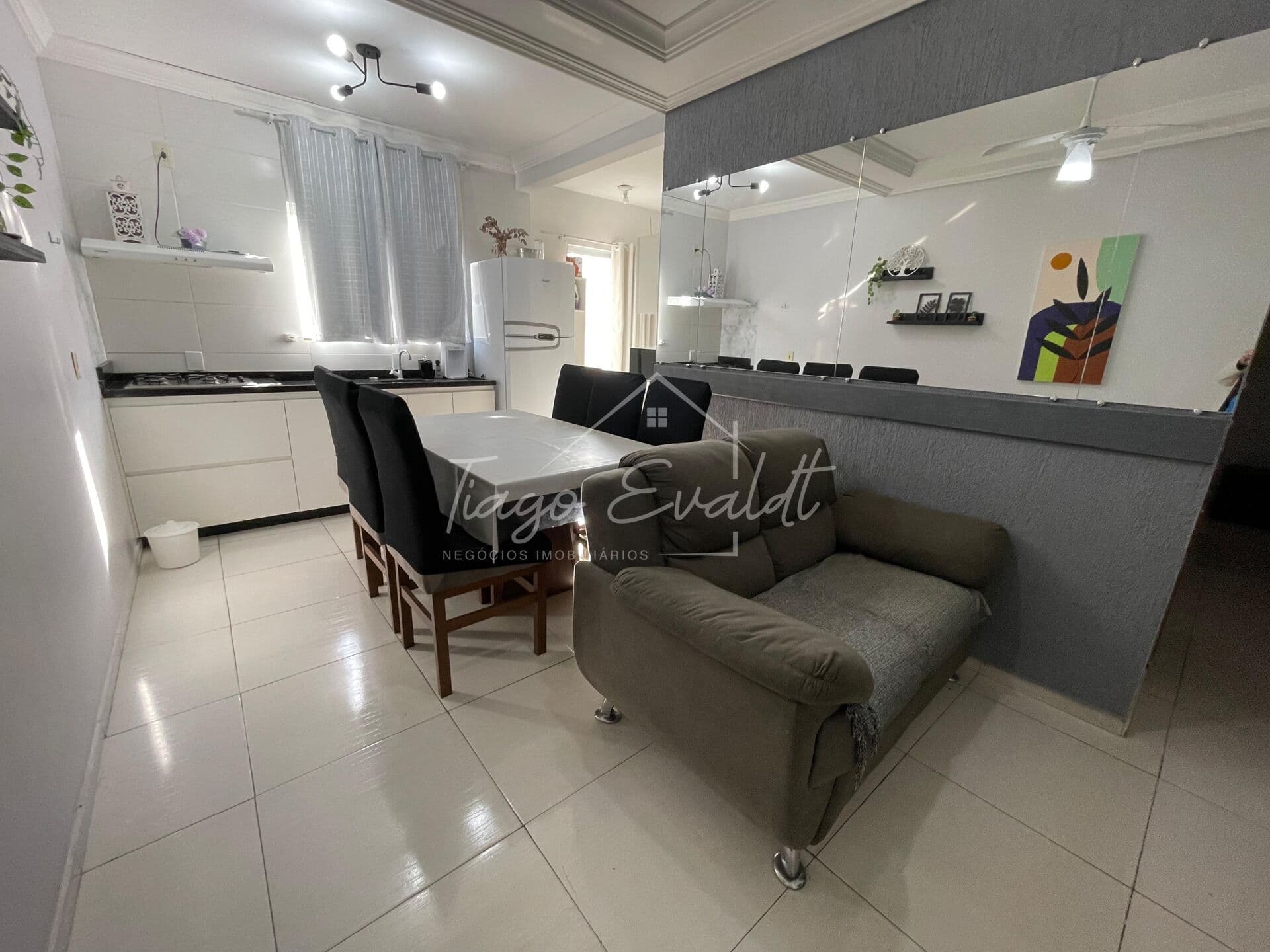 Apartamento com 70m², mobiliado á aproximadamente 1,2 km da Praia dos Ingleses.