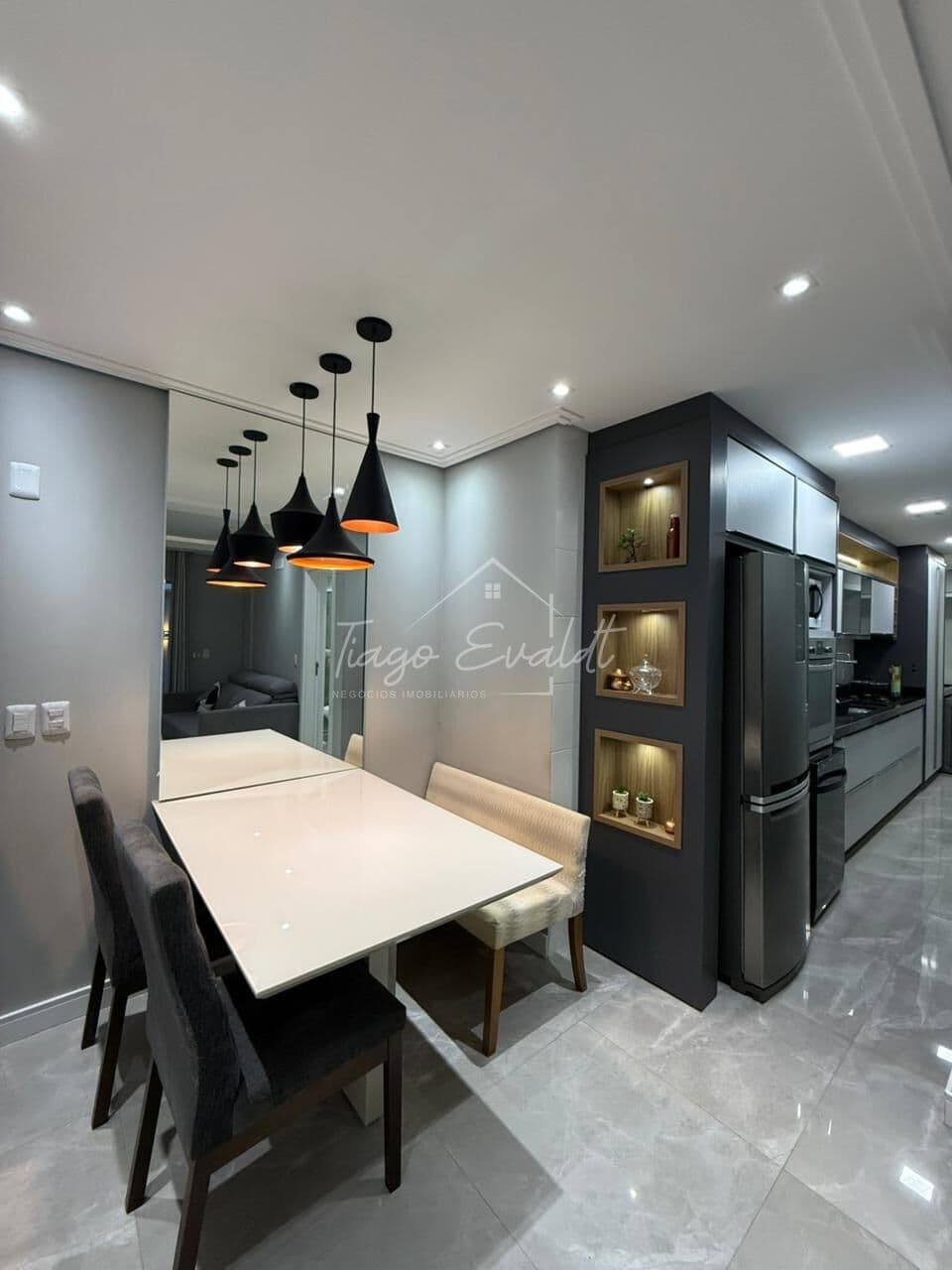 Apartamento Garden Mobilaido e decorado á aproximadamente 850 metros da praia dos Ingleses.