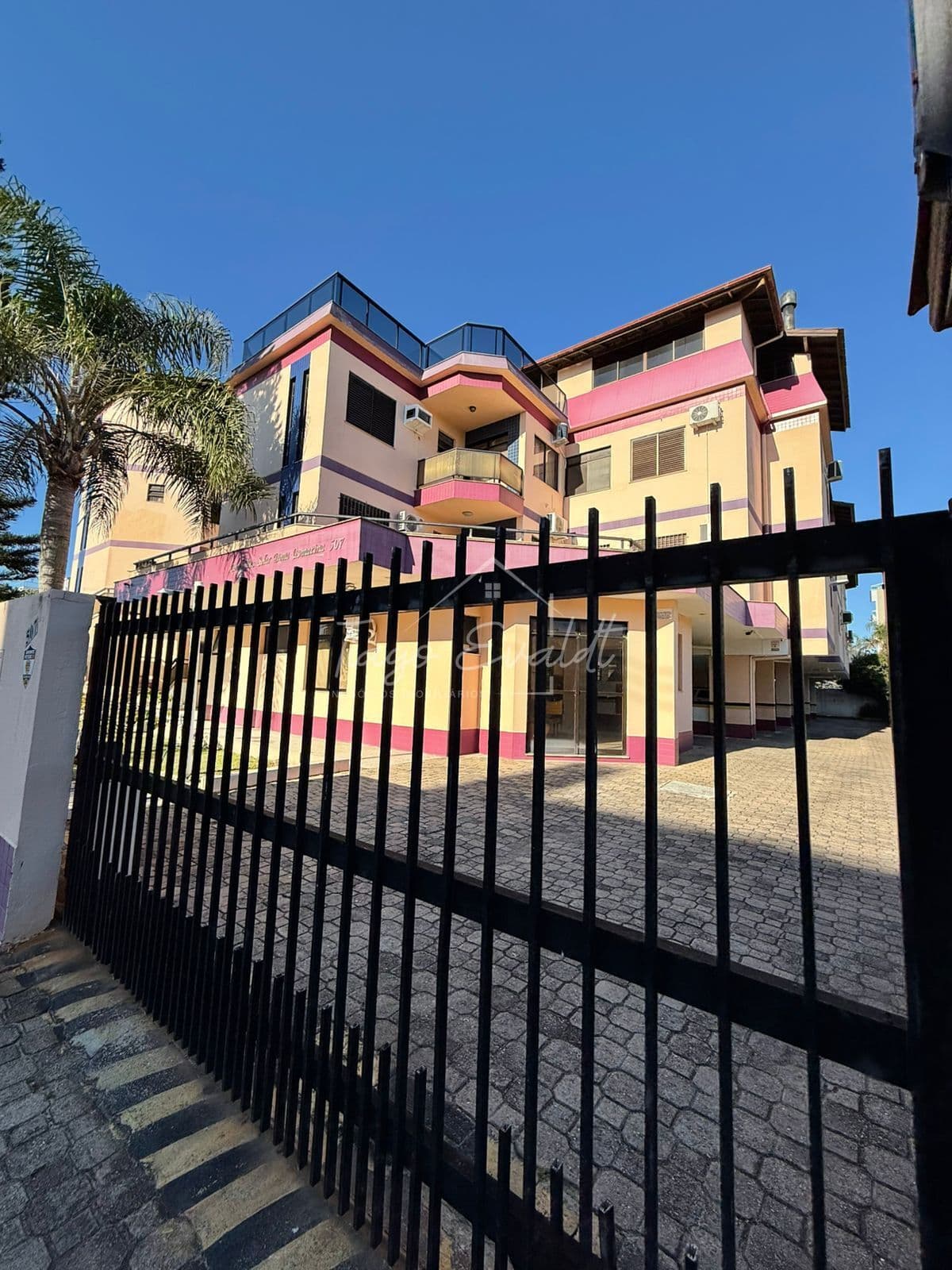 Apartamento mobiliado com 125m² á aproximadamente 30 metros da Praia dos Ingleses.