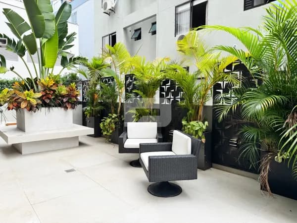 Apartamento comamplo terraço diferenciado e a poucos metros da praia.