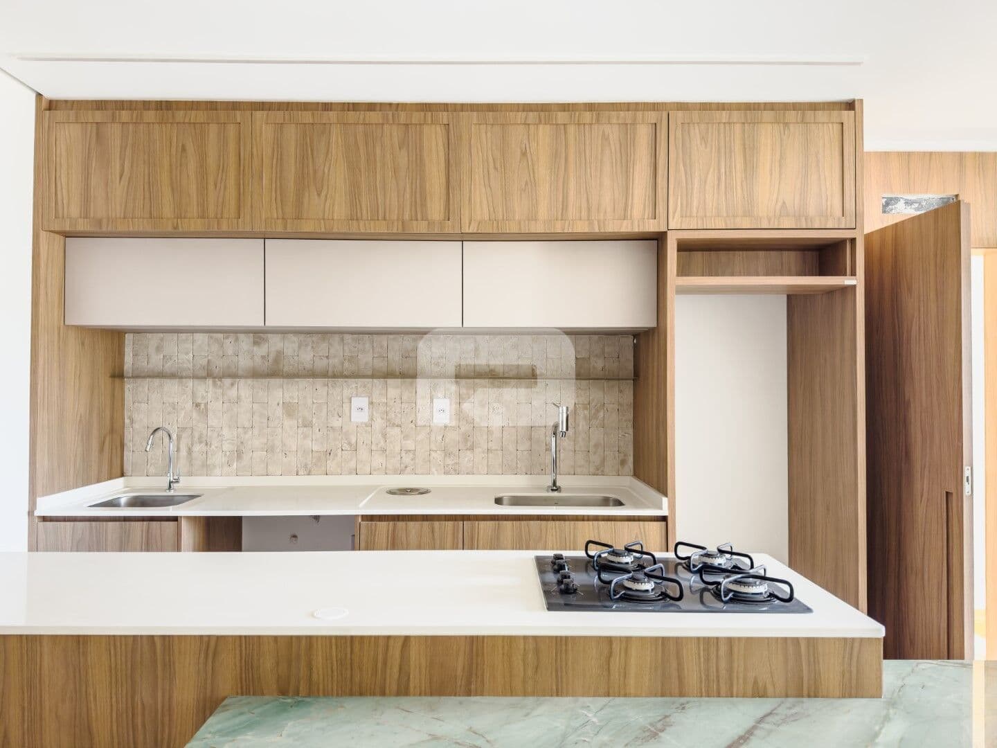 Apartamento novo com 2 suítes no centro de Balneário Camboriú