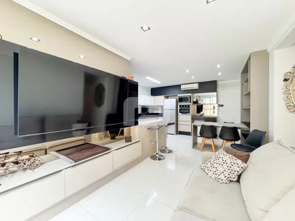 Apartamento mobiliado com terraço exclusivo e vista verde no coração de Balneário Camboriú