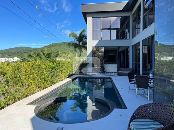 Casa de Luxo no Condomínio Caledônia – Investimento Imperdível