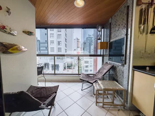 Apartamento de 2 Quartos com Churrasqueira na sacada no coração de Balneário Camboriú!