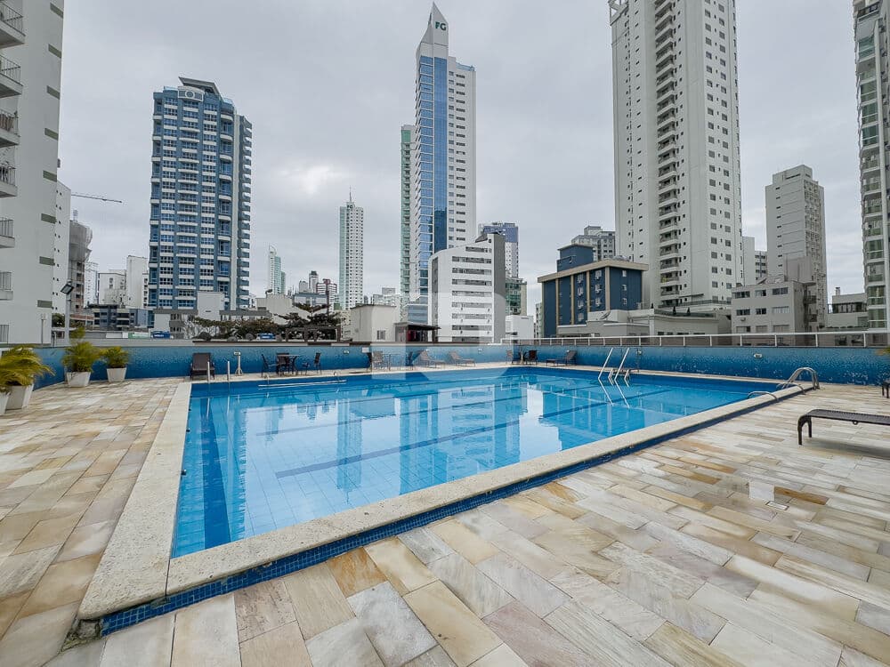 Apartamento Espaçoso com Vista para o Mar no Centro de Balneário Camboriú